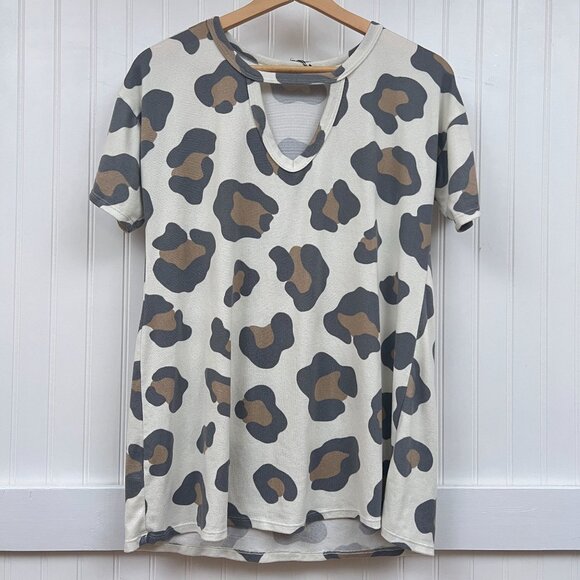 Heimish USA Women's Large Leopard Print Keyhole V-Neck Short Sleeve Tunic Top - Picture 2 of 6